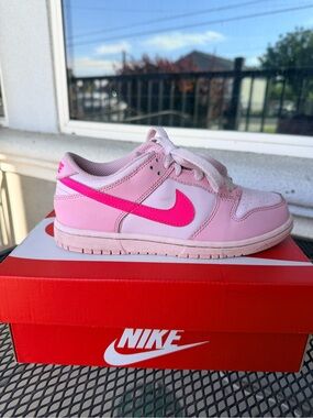 Nike Kids Low-Top Sneaker in Light Pink with Hot Pink Swoosh
